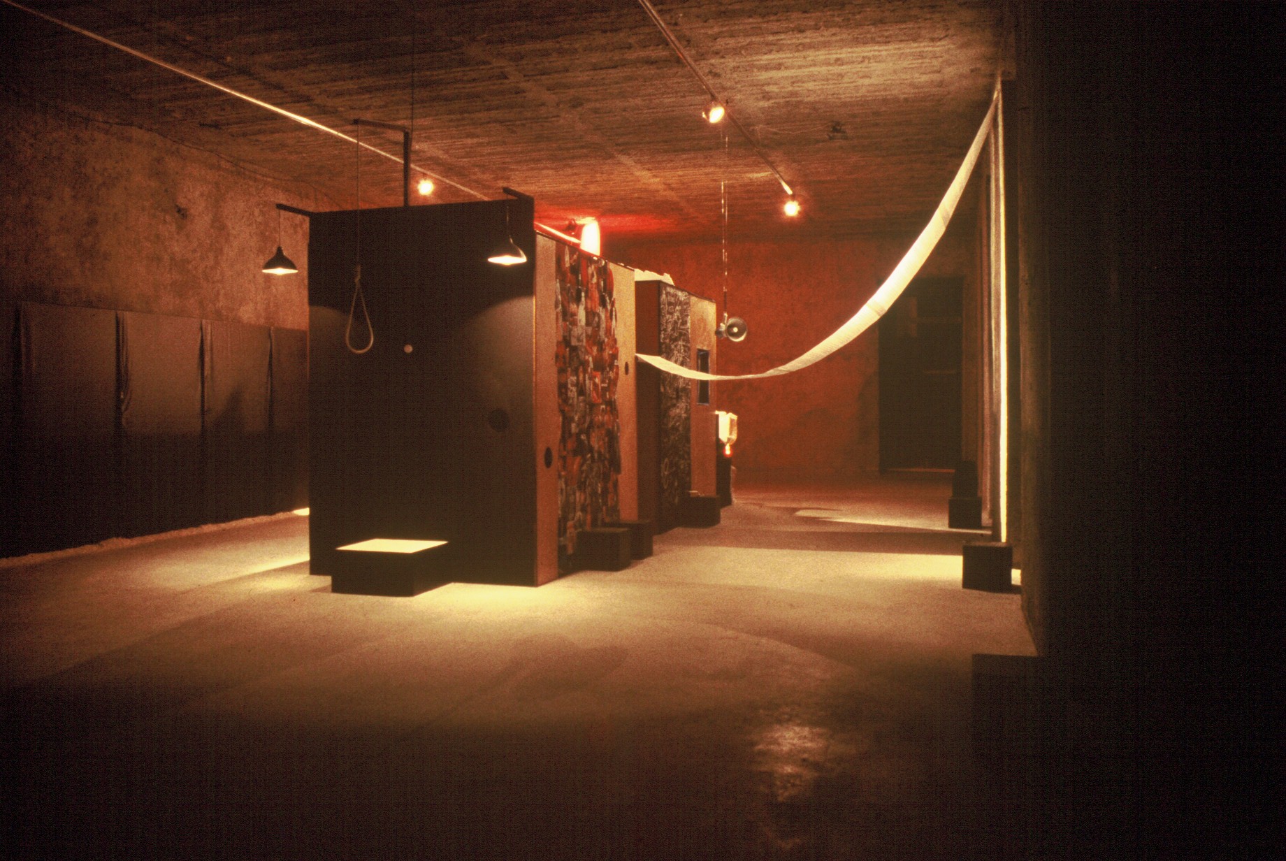 Vista geral da instalação Sensacionário, apresentada em 1997 no Museu de História Natural, Sala Veado, em Lisboa.